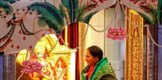 Delhi CM Rekha Gupta Offers Prayers at Jhandewalan Temple on First Day of Navratri